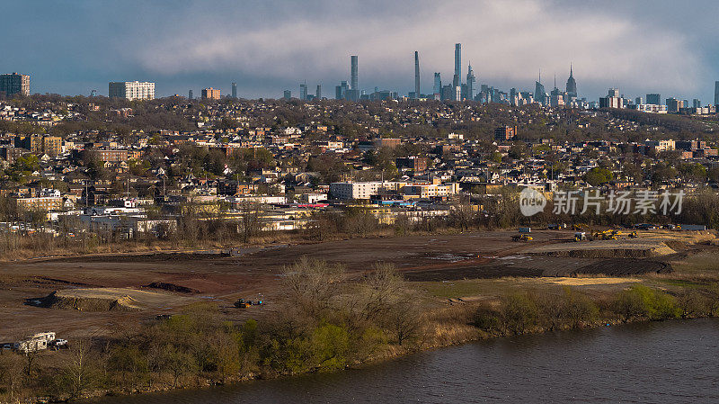 在河岸的大规模建设破坏了公园，造成了环境问题和生态问题。Overpeck County Park, Leonia, New Jersey远处的曼哈顿全景。